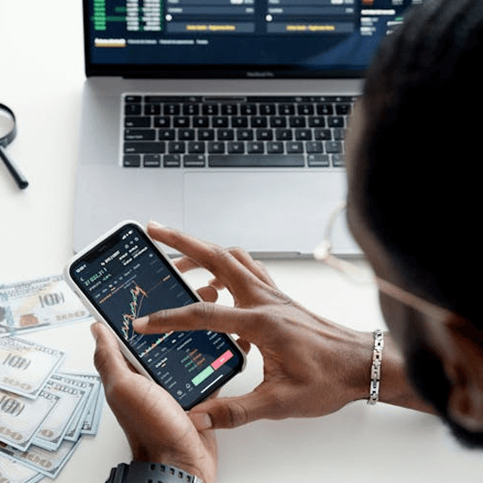 Druvexi Aqmeno Krypto-Investment-Experten-Team